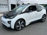une photo d'une BMW i3 blanche garée sur un parking
