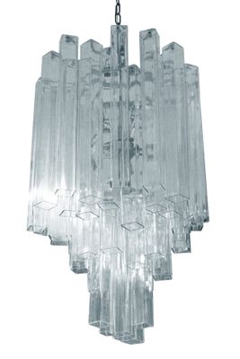 Le grand lustre en verre est suspendu au plafond.