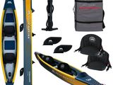 un kayak gonflable avec des pagaies et des accessoires sur fond blanc