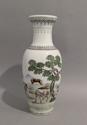 un vase blanc orné d'un motif représentant des animaux