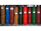 de nombreux livres alignés sur une étagère