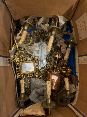 une boîte en carton remplie d'objets hétéroclites