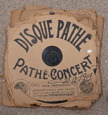 une pancarte en carton posée par terre sur laquelle on peut lire « discoe pattiie » ou « le concert »