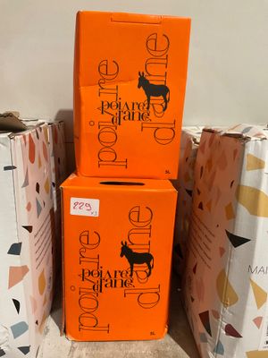 trois boîtes, l'une orange et les deux autres blanches, sont empilées les unes sur les autres
