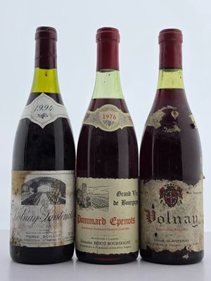trois bouteilles de vin sont alignées sur une table