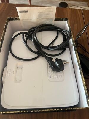 une boîte contenant un chargeur et un câble