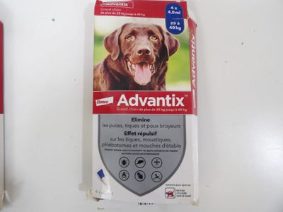 deux boîtes d'Advantix pour chiens posées sur une surface blanche