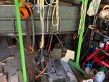 une photo d'un garage rempli d'outils et de matériel
