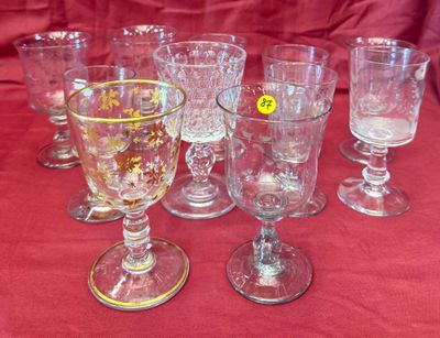 de nombreux verres à vin posés sur une nappe rouge