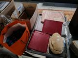 de nombreuses boîtes remplies d'objets posées les unes à côté des autres sur le sol