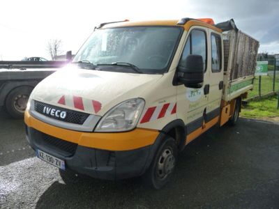 un camion garé sur le parking