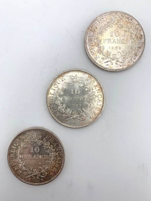 trois pièces différentes posées les unes sur les autres sur une table