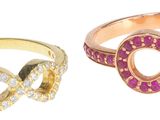trois anneaux de couleurs différentes, sertis de diamants, sur fond blanc