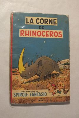 un gros plan sur un livre orné d'un rhinocéros