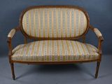 une vieille chaise recouverte d'un tissu rayé, recouverte d'un tissu rayé, recouverte d'un tissu rayé, recouverte d'un tissu rayé, recouverte d'un tissu rayé, recouverte d'un tissu rayé, recouverte d'un tissu rayé, recouverte d'un tissu rayé, recouverte d'un tissu rayé