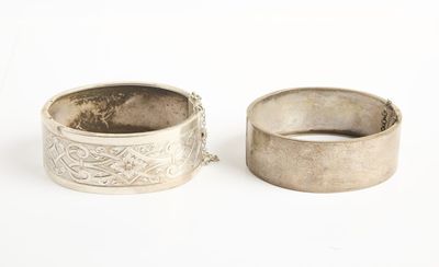 une paire d'alliances anciennes en argent sur fond blanc