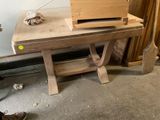 une caisse en bois posée sur un établi