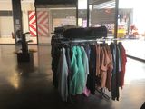 un portant de vêtements au milieu d'une pièce