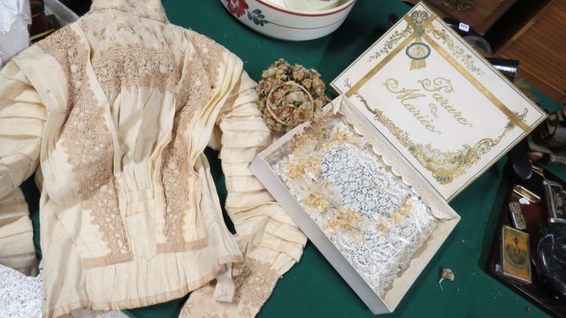 Lot de « mariée » : couronne, bouquet et corsage, joint une chemi...