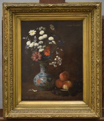 un tableau représentant des fleurs dans un vase et des pêches posées sur une table