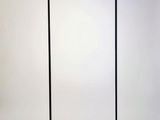 deux lampadaires bleus et noirs placés l'un à côté de l'autre sur une surface blanche