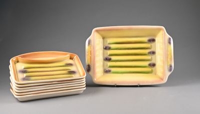 quatre plats carrés ornés de motifs jaunes et verts