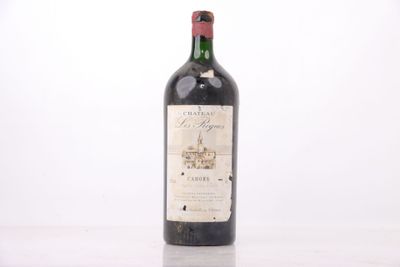 une bouteille de vin posée sur une table