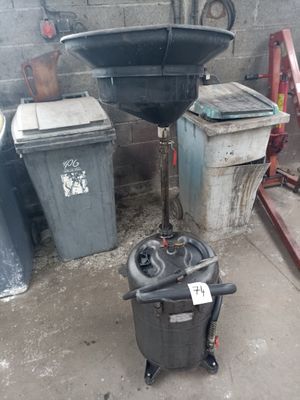 une image représentant une poubelle et un bac à ordures dans un garage