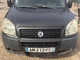 l'avant d'une voiture noire garée sur un parking