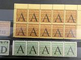 Plusieurs types de timbres sont exposés dans une vitrine.