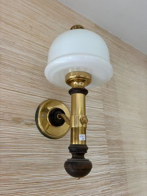une lampe accrochée au mur à côté d'une autre lampe