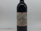 une bouteille de vin posée sur une table