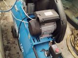 une machine bleue posée sur le sol