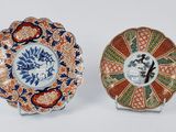 deux petites assiettes ornées de motifs représentant des fleurs et des oiseaux