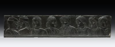 une plaque en marbre noir sur laquelle est représenté un groupe de personnes