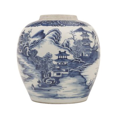 un vase bleu et blanc orné d'un paysage de montagne