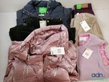 les nombreuses vestes et blousons exposés dans un magasin