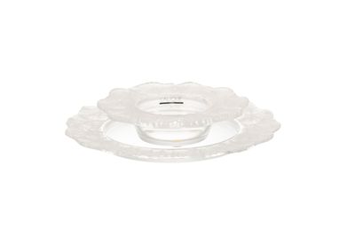 un verre en verre transparent posé sur une soucoupe