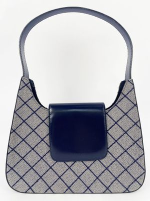 sac à main gris et bleu avec une poignée en cuir noir sur fond blanc