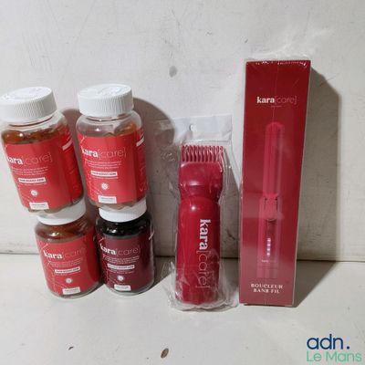 une boîte de produits de soins capillaires posée à côté d'un paquet de brosses à cheveux