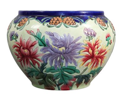 un vase sur lequel sont peintes des fleurs sur fond blanc