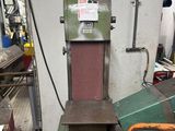 une machine qui se trouve à l'intérieur d'un bâtiment