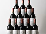 un lot de bouteilles de vin posées sur une table en bois