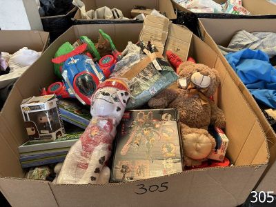 une boîte en carton remplie de jouets et d'autres objets