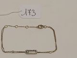 un gros plan d'un bracelet à maillons auquel est accrochée une étiquette