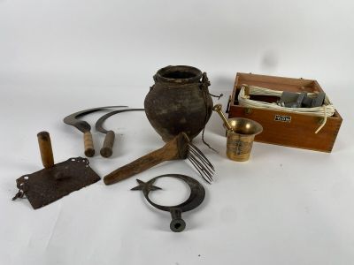 LOT DIVERS dont un pot, un mortier avec son pilon, deux fauc…