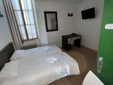 une photo d'une chambre avec un lit et un bureau