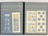 la photo d'un livre avec des timbres