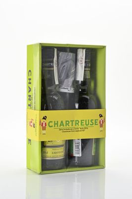 deux bouteilles de vin dans une boîte verte posée sur une surface blanche