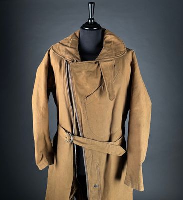 un manteau marron avec une capuche et une ceinture, présenté sur un mannequin